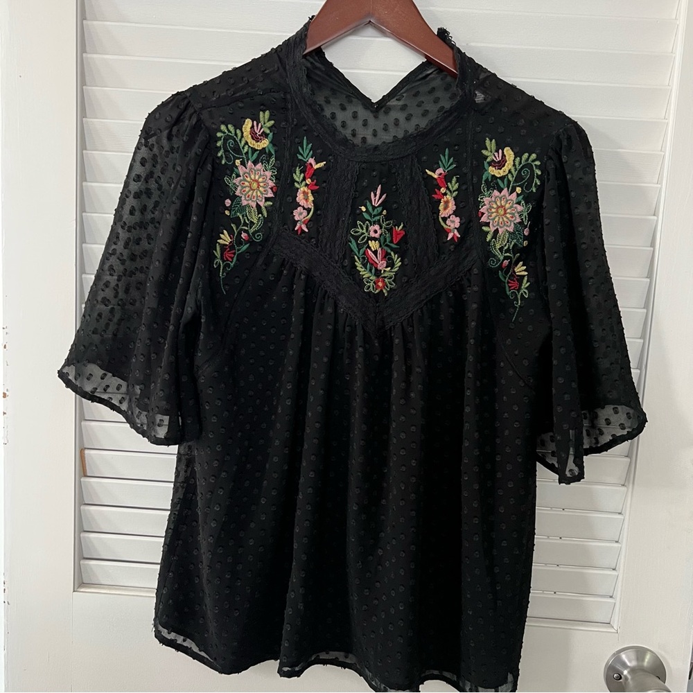 Black floral embroidery short sleeve blouse